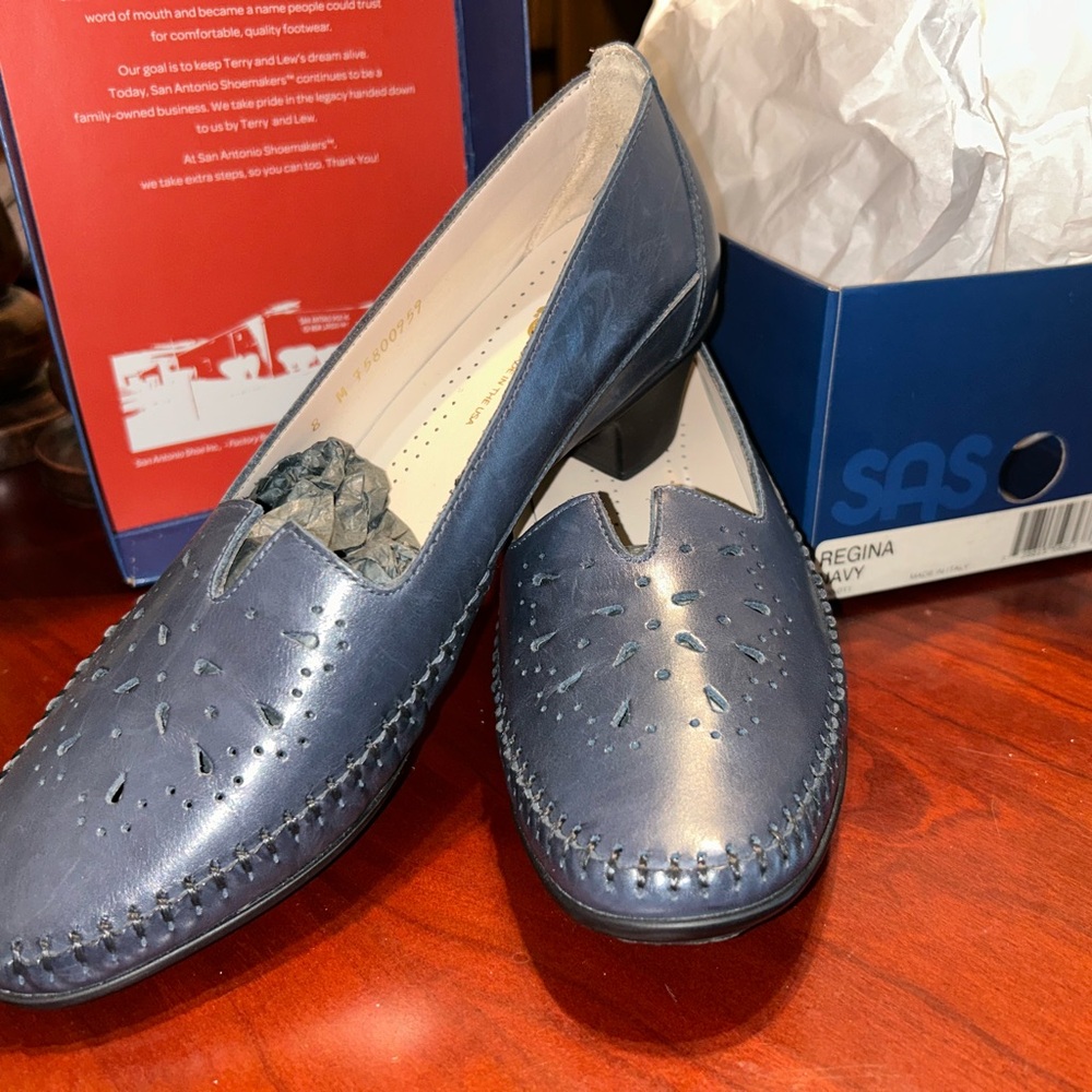 SAS Navy Regina Pumps